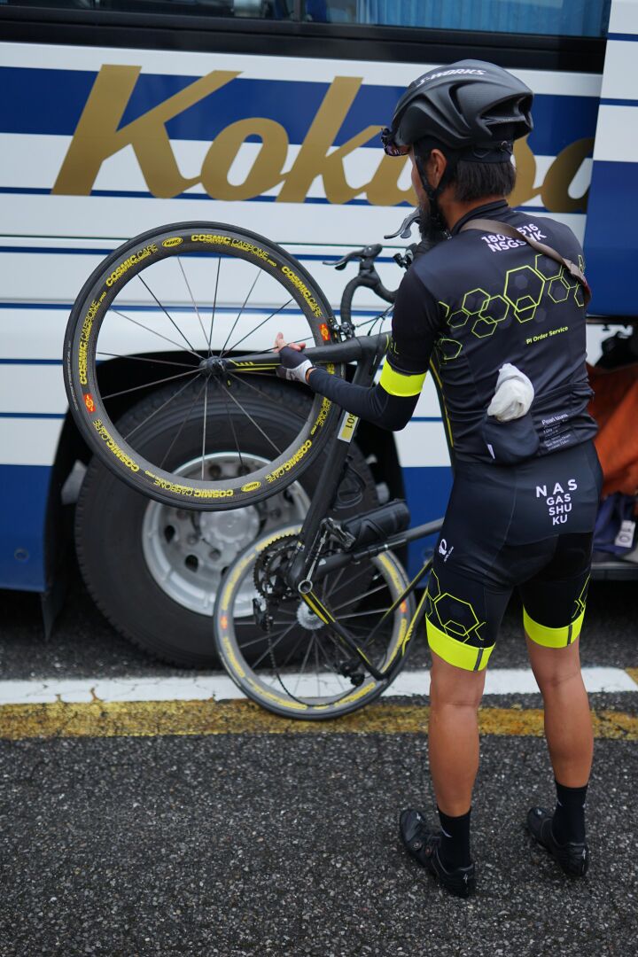 自転車をバスに積み込んでいきます