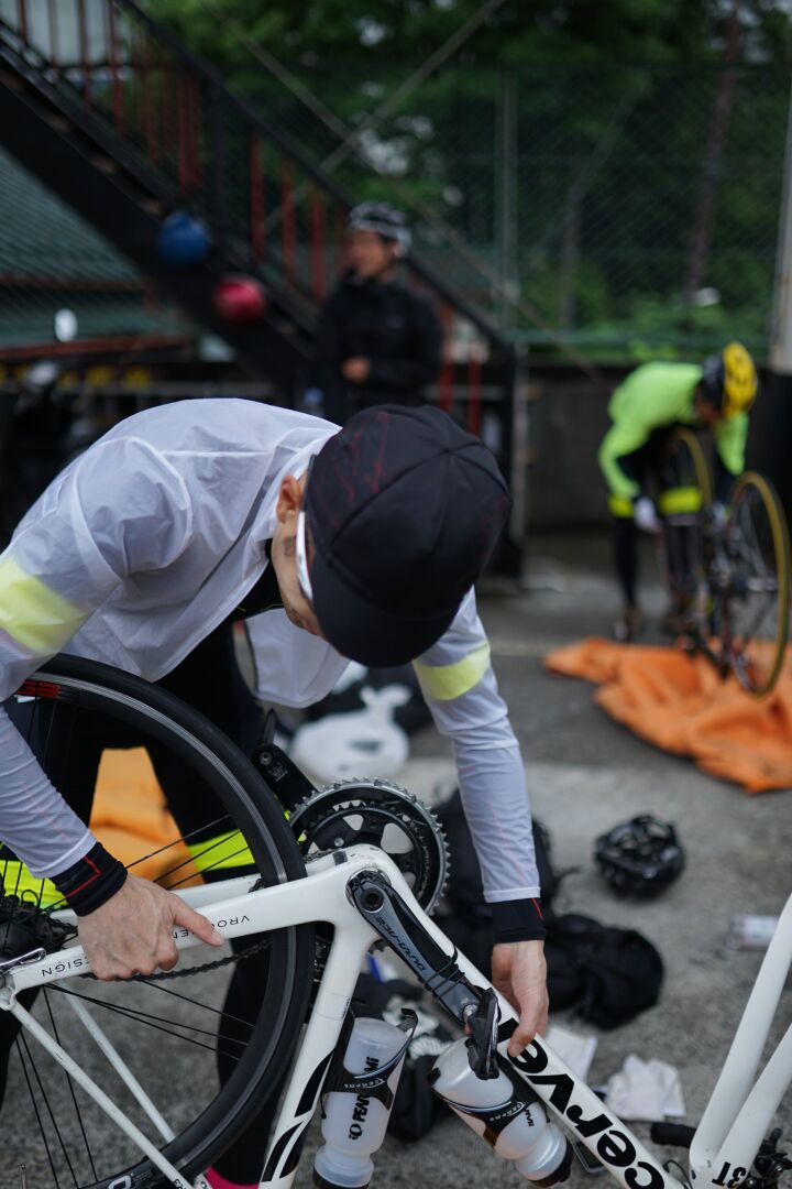 自転車をバラしている様子