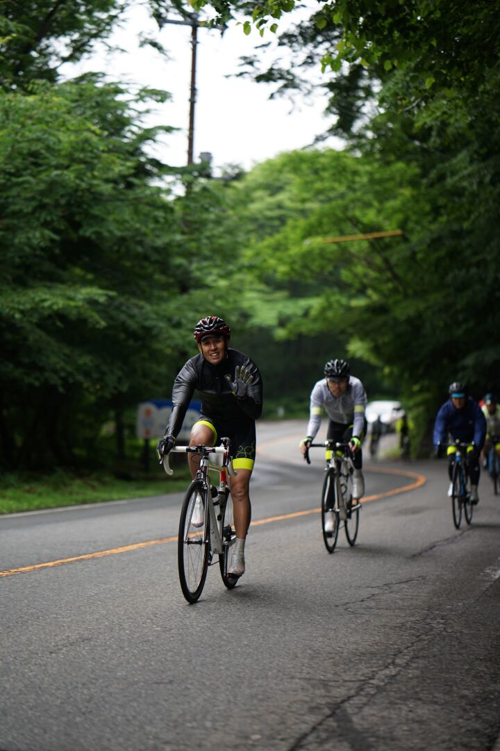 山道をライドする様子